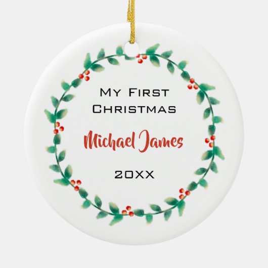 モダンな男の赤ちゃんの初めてのクリスマスの写真のヒイラギの果実 セラミックオーナメント (裏面)