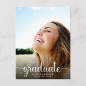 モダンな白いスクリプトの写真オーバーレイ 卒業パーティー インビテーションポストカード (正面)