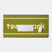 モダンな白いTEAMWORKストライプのゴールデンオリーブ デスクマット (キーボード&マウス)