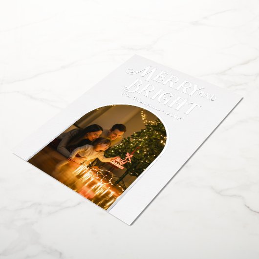 モダンな白とシルバーのクリスマス写真 箔シーズンカード (回転した状態)