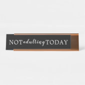 モダンな白黒ないAdultingは今日署名します デスクネームプレート (正面)