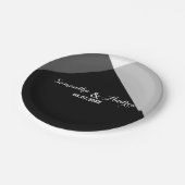 モダンな白黒の三角形色のブロックの結婚式 ペーパープレート (アングル)