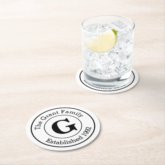 モダンな白黒パーソナライズなモノグラム家族 ラウンドペーパーコースター (インサイチュ)