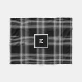 モダンな白黒水牛の格子縞のモノグラム フリースブランケット (正面(横))
