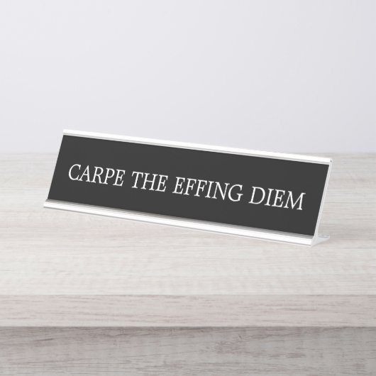 モダンな白黒Carpe Effing Diem デスクネームプレート (正面)