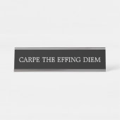 モダンな白黒Carpe Effing Diem デスクネームプレート (正面)