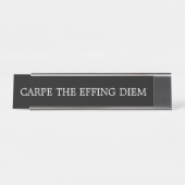 モダンな白黒Carpe Effing Diem デスクネームプレート (正面)