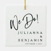 モダンな私たち 素敵なカスタム ブラック&ホワイト ウェディング セラミックオーナメント (裏面)