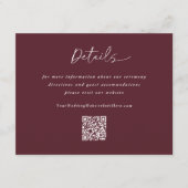モダンな筆記体で書かれた結婚式の詳細とMerlotデザインのQRコード エンクロージャーカード (正面)