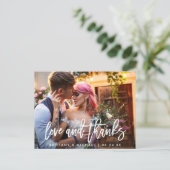 モダンな筆記体で「愛と感謝」を写真にウェディング ポストカード (スタンド正面)
