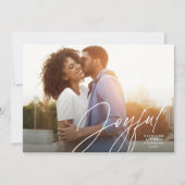 モダンな筆記体で「Joyful」と大きく書かれた横型のクリスマスカード シーズンカード (正面)