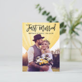 モダンな筆記体フォントの結婚写真ウェディング ポストカード (スタンド正面)