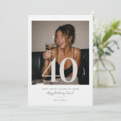 モダンな節目の誕生日フォト 招待状 (スタンド正面)