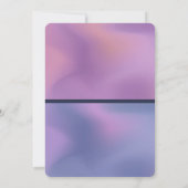 モダンな紫とピンクの渦巻く抽象的な誕生日 招待状 (裏面)