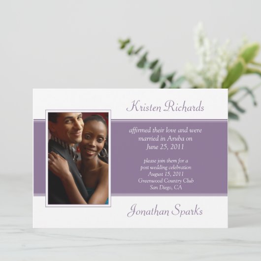 モダンな紫と白の写真投稿 ウェディング セレブレーション 招待状 (スタンド正面)