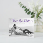 モダンな紫のスクリプト結婚式 Save the Date フォト ポストカード (スタンド正面)