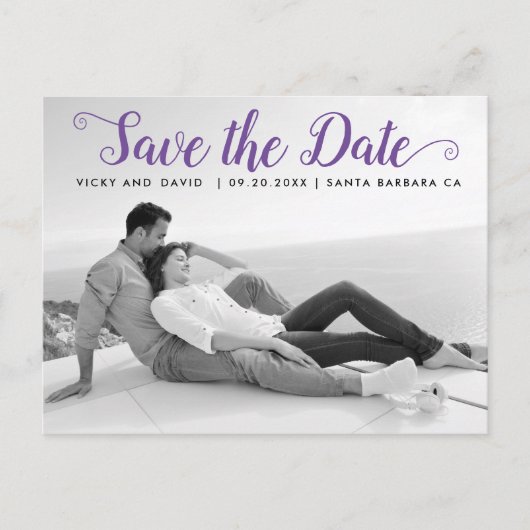 モダンな紫のスクリプト結婚式 Save the Date フォト ポストカード (正面)