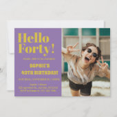 **モダンな紫のタイポグラフィー 40歳の誕生日記念写真** 招待状 (正面)
