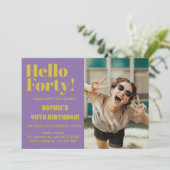 **モダンな紫のタイポグラフィー 40歳の誕生日記念写真** 招待状 (スタンド正面)