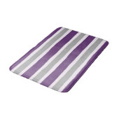 モダンな紫色および灰色ストライプなパターン バスマット (アングル)