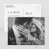 モダンな細字スクリプトの写真 結婚式延期 案内ポストカード (正面/裏面)
