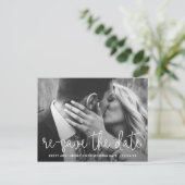 モダンな細字スクリプトの写真 結婚式延期 案内ポストカード (スタンド正面)