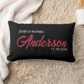 モダンな結婚式のカップル名と日付のオフホワイトカラーのテキスト ランバークッション (ブランケット)