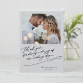 モダンな結婚式のスクリプト 2枚の写真の感謝カード サンキューカード (スタンド正面)