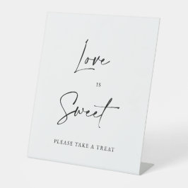 モダンな結婚式のデザートバーのためのミニマルなサイン「Love Is Sweet」 台座サイン