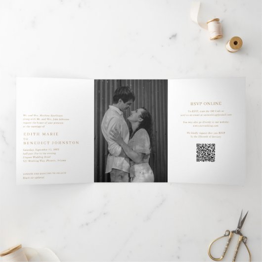 モダンな結婚式のミニマリストゴールドQRコード写真 三つ折り招待状 (内部)