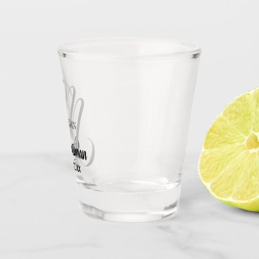 モダンな結婚式のモノグラムのエレガントな花婿の付添人 ショットグラス (右)