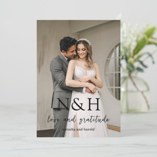 モダンな結婚式のモノグラム写真 サンキューカード (スタンド正面)