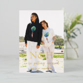 モダンな結婚式の案内状 モノグラム写真入り 日付を保存 箔招待状 (立ち正面)