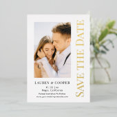 モダンな結婚式の高級感あふれるゴールドの「Save The Date」 箔招待状 (立ち正面)