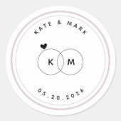 モダンな結婚指輪のイニシャルが入ったSave the Date ラウンドシール (正面)
