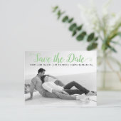 モダンな緑のスクリプト結婚式 Save the Date フォト ポストカード (スタンド正面)