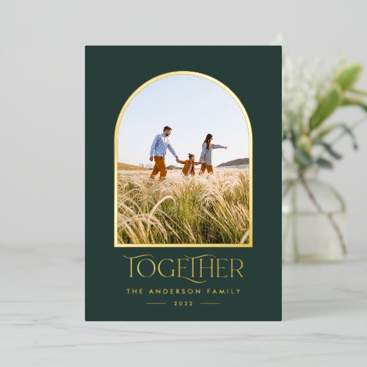 モダンな緑のミニマルなアーチの写真を一緒に 箔シーズンカード (立ち正面)