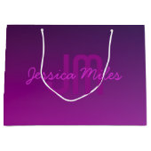 モダンな編集可能なモノグラムテキストとパープルオンブレ ラージペーパーバッグ (正面)