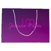 モダンな編集可能なモノグラムテキストとパープルオンブレ ラージペーパーバッグ (裏面)