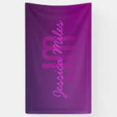 モダンな編集可能なモノグラムテキストとパープルオンブレ 横断幕 (縦)