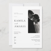 モダンな編集風の結婚式 カップルのポートレート 招待状 (正面)