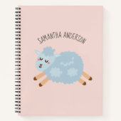モダンな美しさ パステルピンクの羊と子供の名前 ノートブック (正面)
