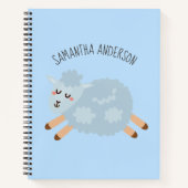 モダンな美しさ パステルブルーの羊と子供の名前 ノートブック (正面)