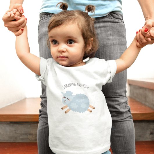 モダンな美しさ パステルブルーの羊と子供の名前 ベビーTシャツ
