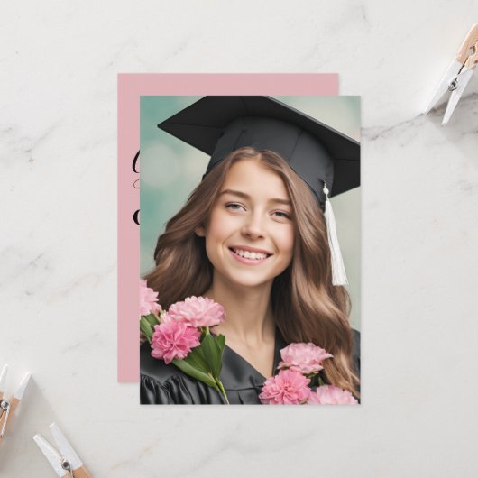 モダンな花のピンクの卒業招待状 招待状 (正面/裏面インサイチュ)