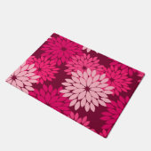 モダンな花の着物のプリント、珊瑚のピンク及びバーガンディ ドアマット (アングル)