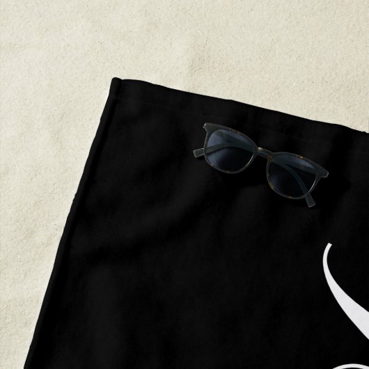 モダンな花嫁によってカスタマイズ日付の白黒のハート ビーチタオル (インサイチュ)