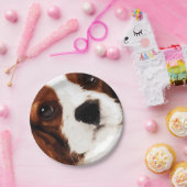 モダンな茶色の無頓着なチャールズ王スパニエル犬 ペーパープレート (パーティー)