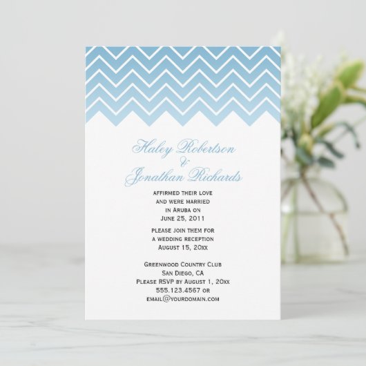 モダンな薄暮の青のオンブルシェブロンジグザグ結婚式後 招待状 (スタンド正面)