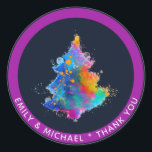 モダンな虹のクリスマスツリー ネイビーブルー カスタム ラウンドシール<br><div class="desc">鮮やかな虹のクリスマスツリーをネイビーブルーの背景にモダンなフォントでデザインした、ユニークなパーティーアイテムです。お好みに合わせてカスタマイズできます。誕生日、結婚式、周年記念、ベビーシャワー、ブライズシャワーなど、さまざまなクリスマスイベントにご利用いただけます。
 _________________________________________________
 ご不明な点や、合わせてのご注文、カスタムデザインのご依頼は、以下のタブからデザイナー LeahG までお問い合わせください。</div>